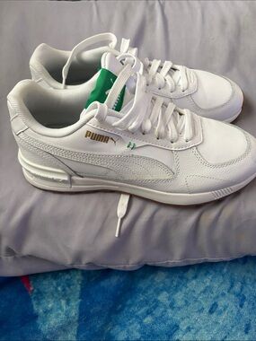 Puma White Leather Low-Top Sneakers with Green Tongue and Gold Logo